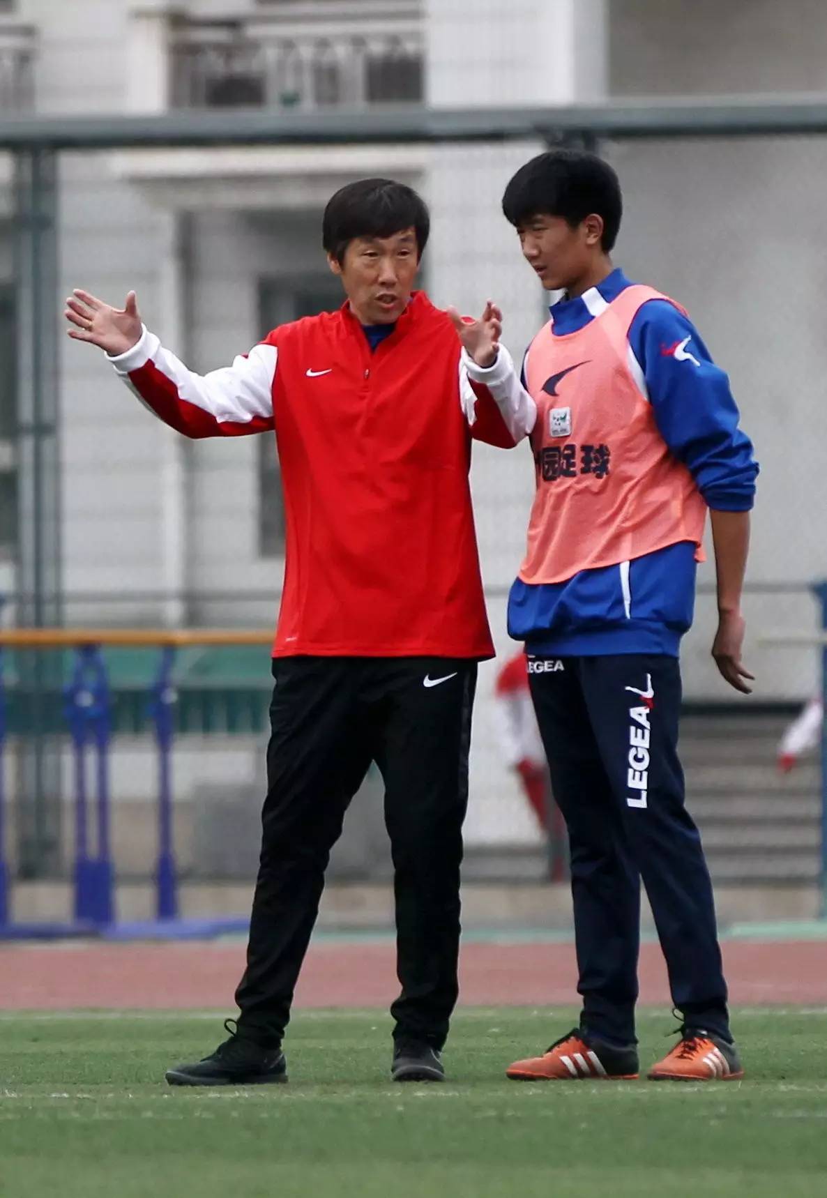 未来之星-名宿辅导团走进回民学校校园足球需“久久为功”