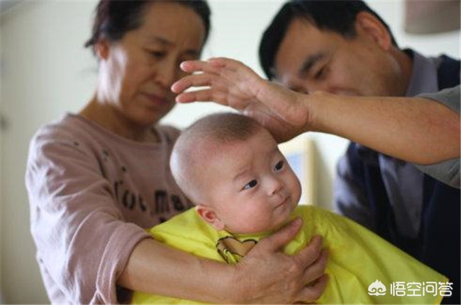 宝宝生下来要剃胎毛吗,婴儿剃胎毛好还是不剃好