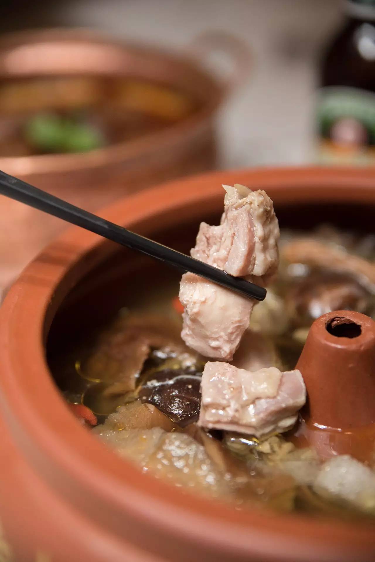 在丽江那一口“好喝到要*天升**”的汽锅鸡，让我开始了“寻找上海最好吃的云南菜”之旅！