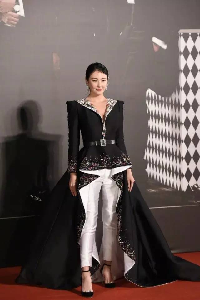 周冬雨金马奖表现,周冬雨颁奖反应