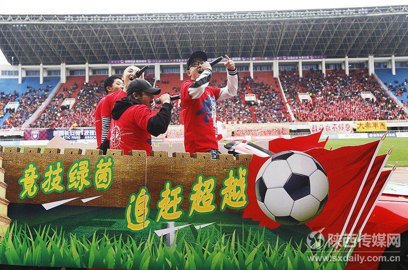 特鲁西埃亮相看台2017中国足协乙级联赛西安开幕