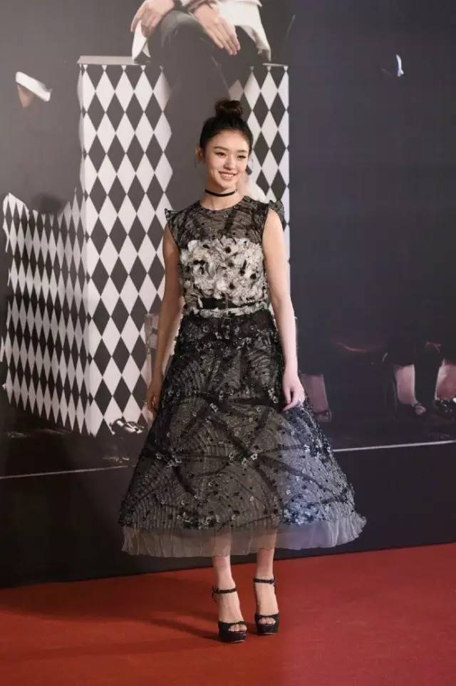 周冬雨金马奖表现,周冬雨颁奖反应