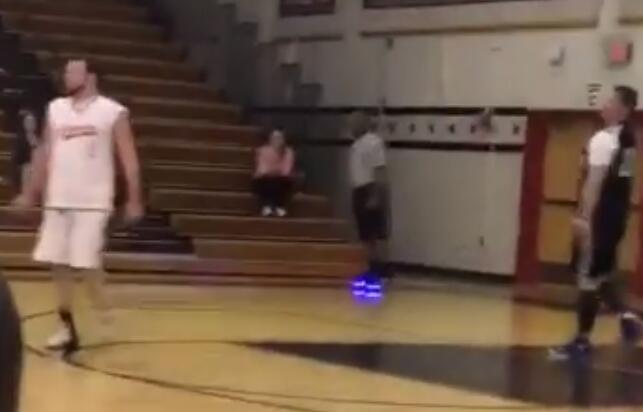 这个裁判太奇葩，脚踏风火轮执法！