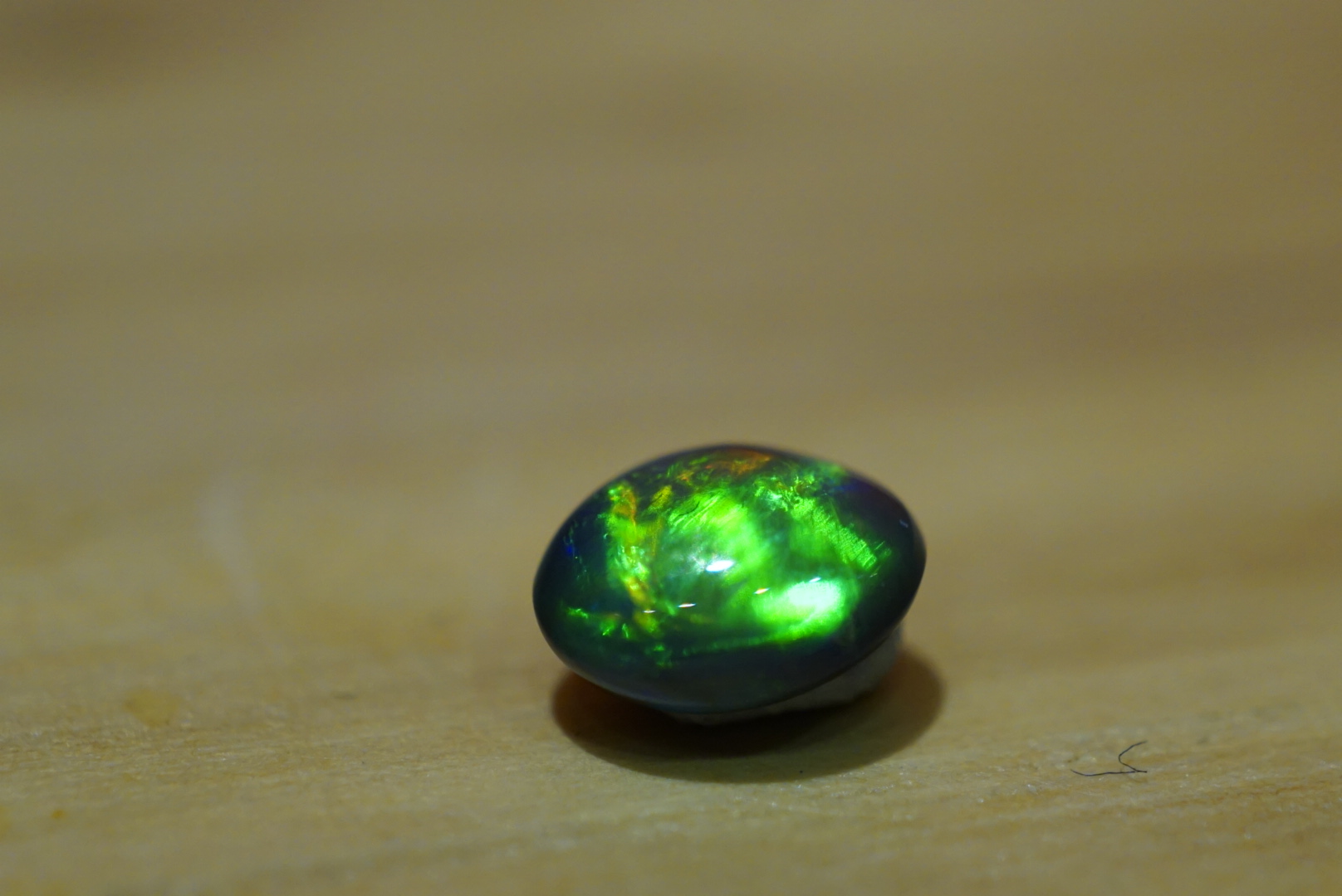 欧泊宝石哪一种颜色的最贵,欧泊宝石哪一种颜色的最珍贵