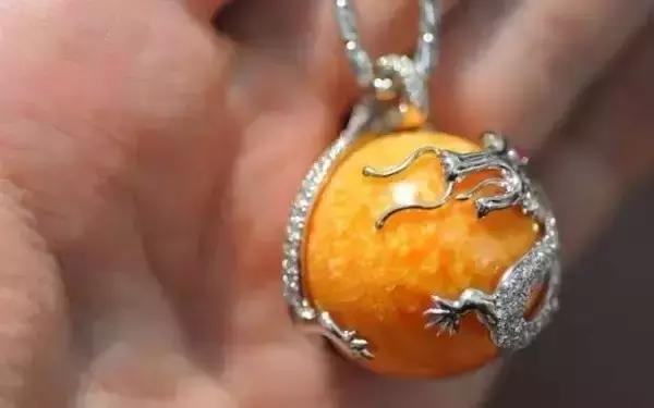 海螺吐出龙珠的视频,海螺吃出天价龙珠