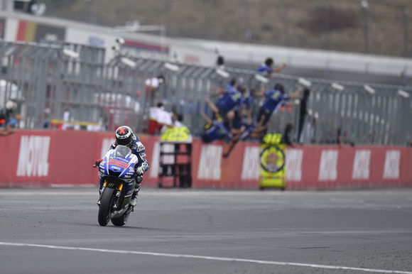 雅马哈机器人与洛伦佐,机器人雅马哈视频