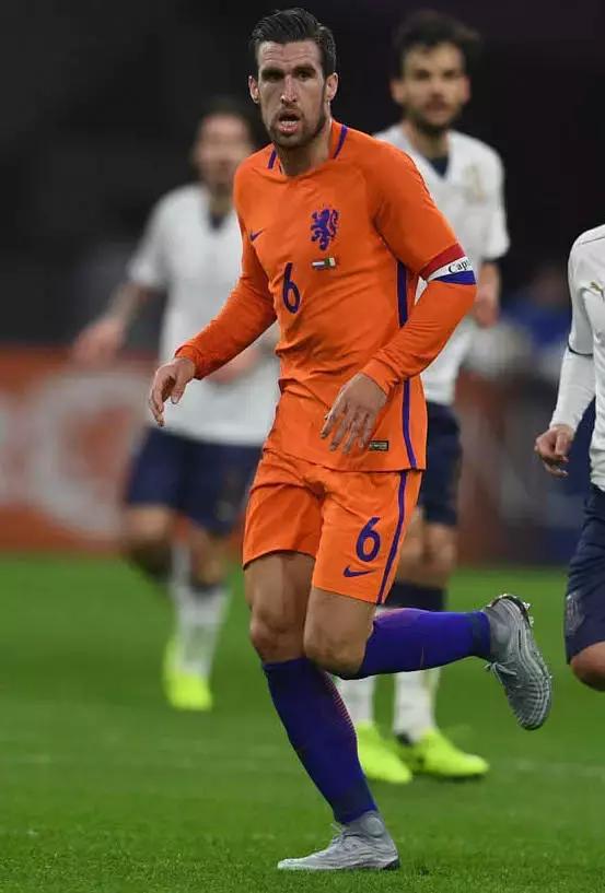 他们都穿什么篮球鞋,他们穿着什么用英语怎么说