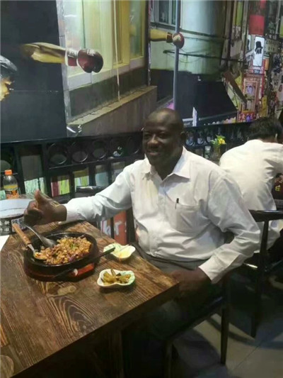 她辞职，做铁板厨房生意，一天竟卖出1000份