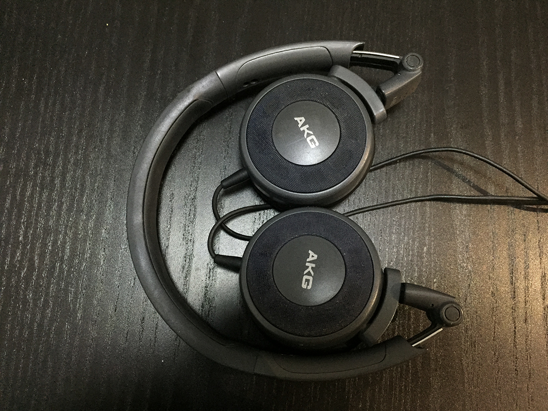 这位小屌丝，给你推荐了性价比超高的入门级耳机！他竟然带了四年