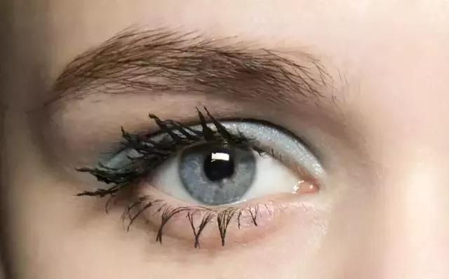 为什么自己妆看起来脏脏的,为什么开始化的妆脏脏的