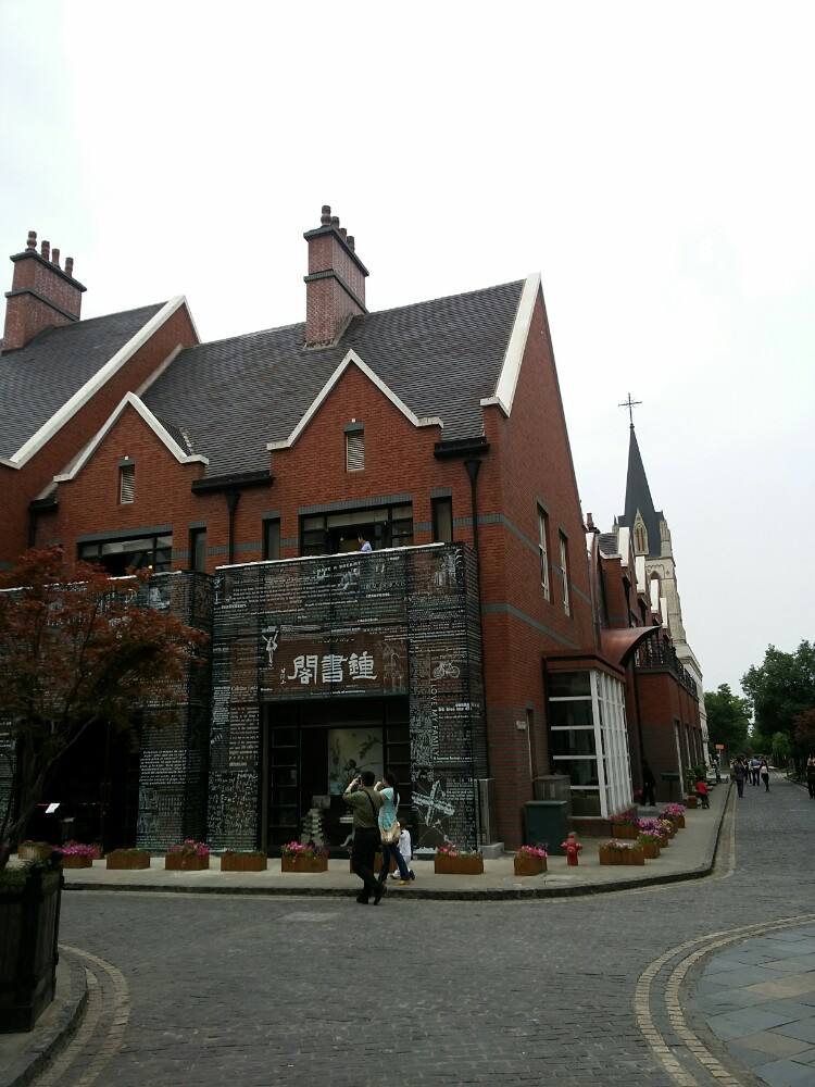 「爱书为书痴，钟书如爱女」钟书阁：让书店美成艺术馆