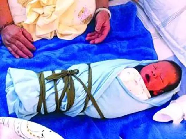 怎么把孩子裹起来睡觉,把孩子裹起来正确方法