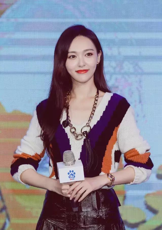 杨幂巧用刘海拯救发际线倍减龄,杨幂一发自拍就被吐槽发际线