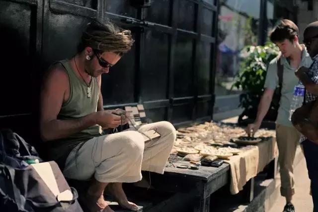 那些整天旅游的人怎么赚钱,全球旅行的人靠什么生活的