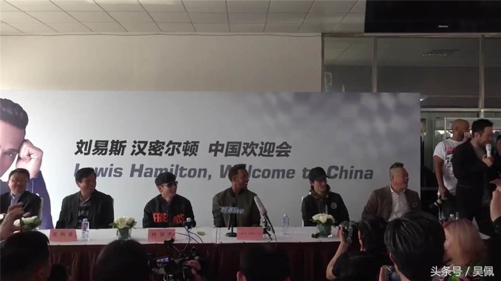 汉密尔顿夺冠,汉密尔顿夺冠庆祝