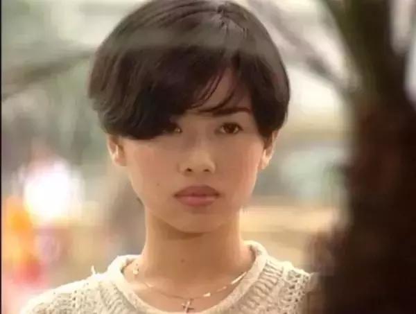 被母亲虐打逼做歌星，但却被骗光财产，如今时隔11年重回荧幕