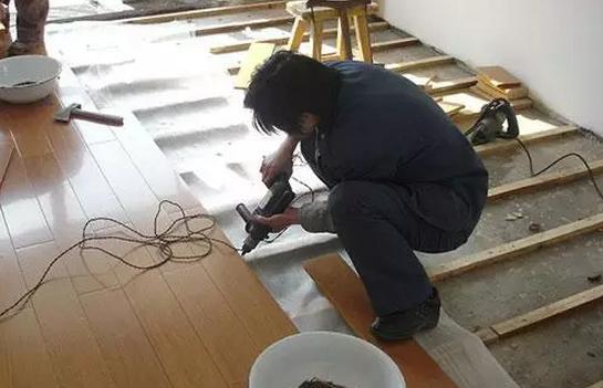 地板打龙骨怎么铺贴最好,地板打龙骨要注意什么