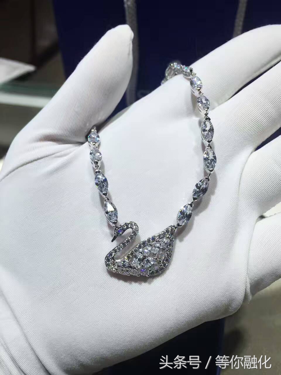 施华洛世奇跳动的心的秘密 (维多利亚的秘密施华洛世奇服装)