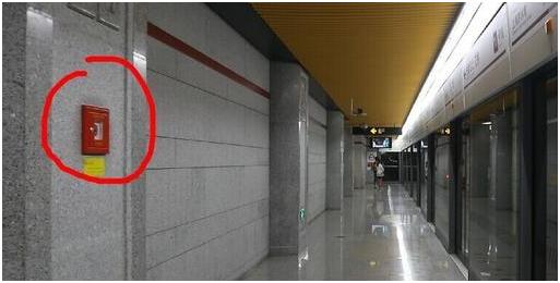 被地铁站门闸夹了痛吗,地铁被门夹到会怎样