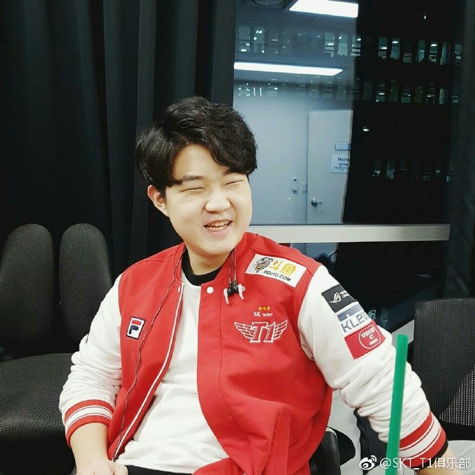 SKT黑色款新队服被晒出，网友：还是红色好看啊！