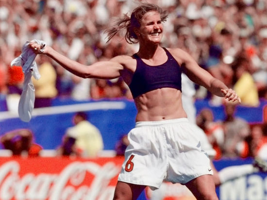 中国女足脱球衣庆祝名场面,女足脱衣庆祝第一人