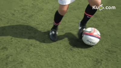 扣球过人技术动作要领,足球虚晃扣球过人