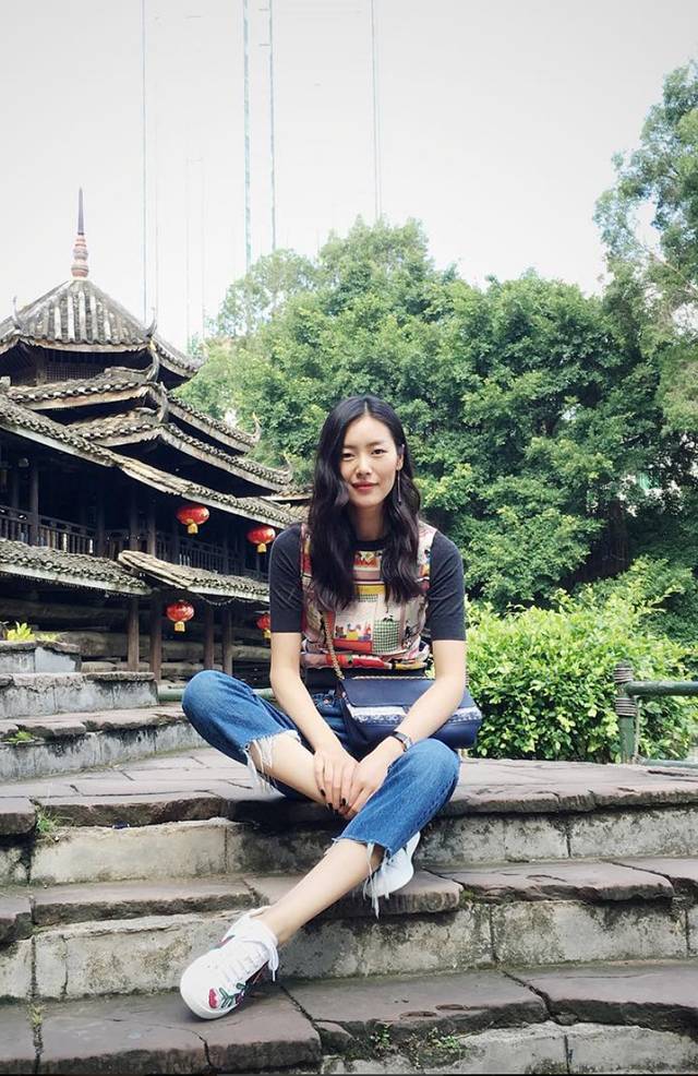 刘雯最新穿搭卡其色老爹鞋,刘雯穿的运动鞋有哪些