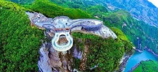 玻璃滑道断裂游客险坠落后续,景区玻璃栈道发生事故