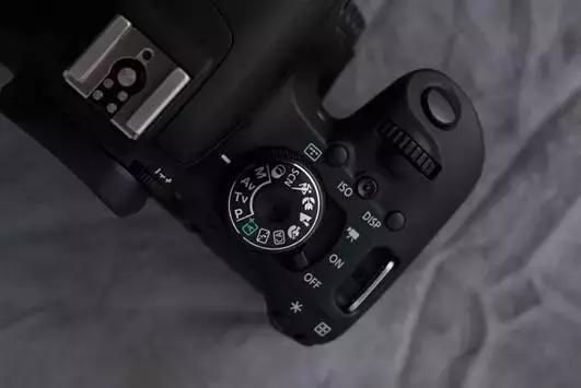 佳能800d与77d哪个更好有什么区别,佳能77d和佳能800d哪个值得入手