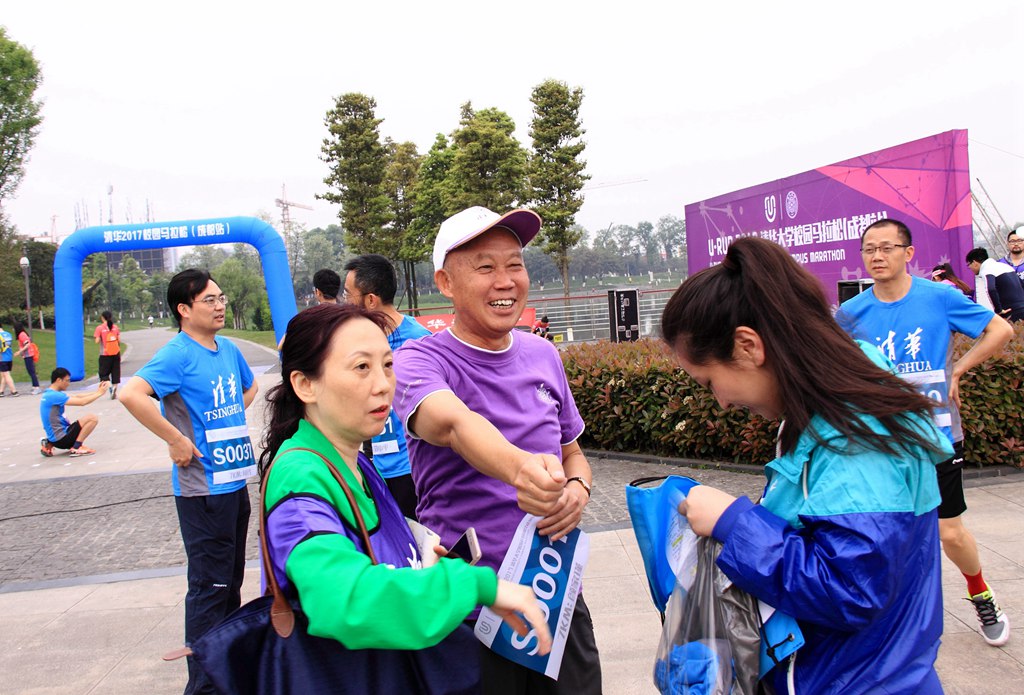 环球同跑迎校庆，清华校友锦城湖畔展英姿（原创）