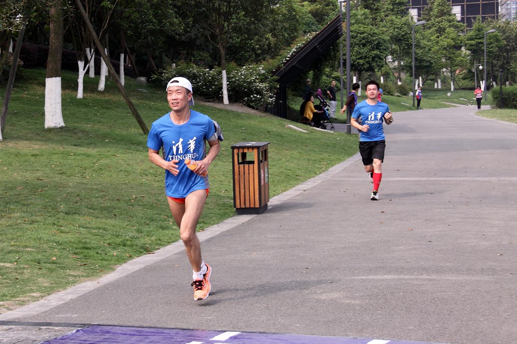 环球同跑迎校庆，清华校友锦城湖畔展英姿（原创）