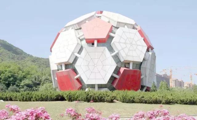 大连劳动公园的大足球有什么奥秘,劳动公园大足球在哪个门