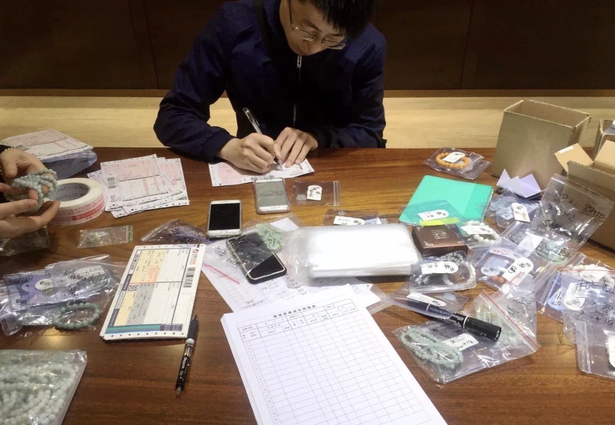 直播卖翡翠成品怎么这么便宜,直播销售翡翠玉石到底效果如何