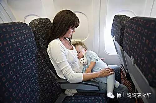 带宝宝坐飞机旅行需要带什么,如何带宝宝坐飞机最省钱的方法