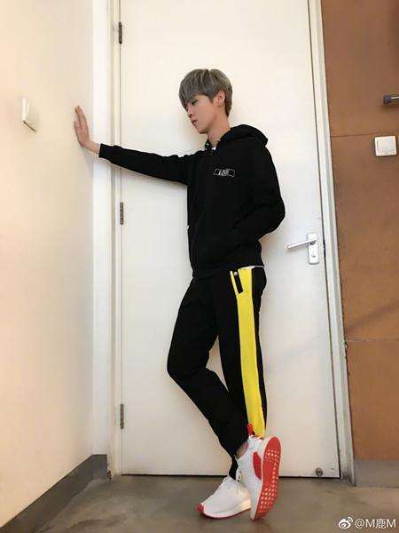 鹿晗钢铁直男的样子,别再说鹿晗是帅哥了