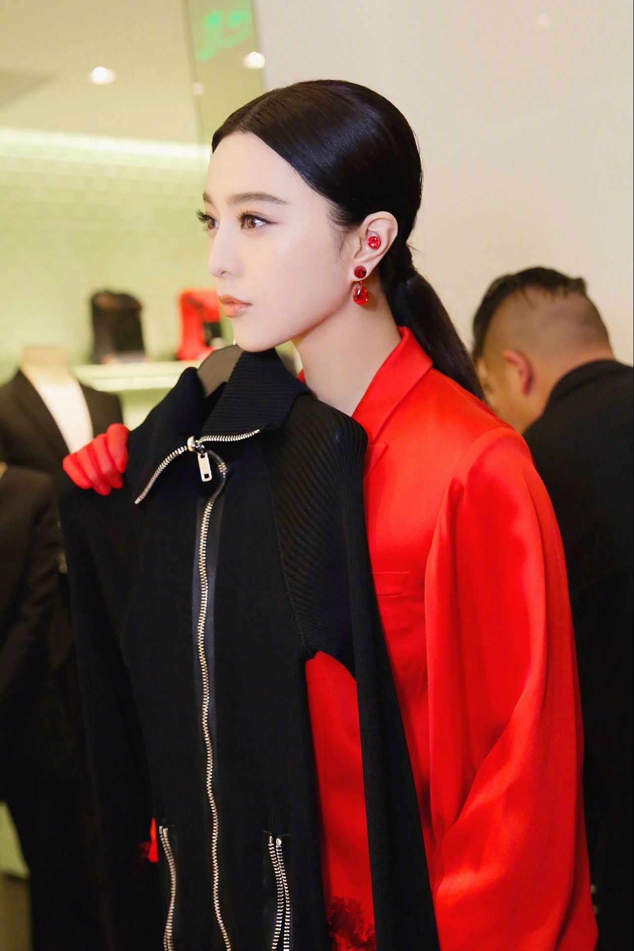 红色真的不好驾驭?那是你不会学范冰冰这样凹,其他颜色都不想穿