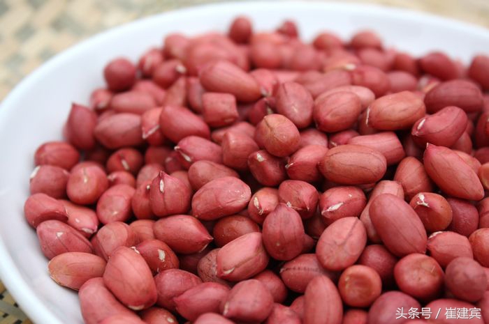 开水泡花生米后水质变红,红衣花生米泡水有红色正常吗