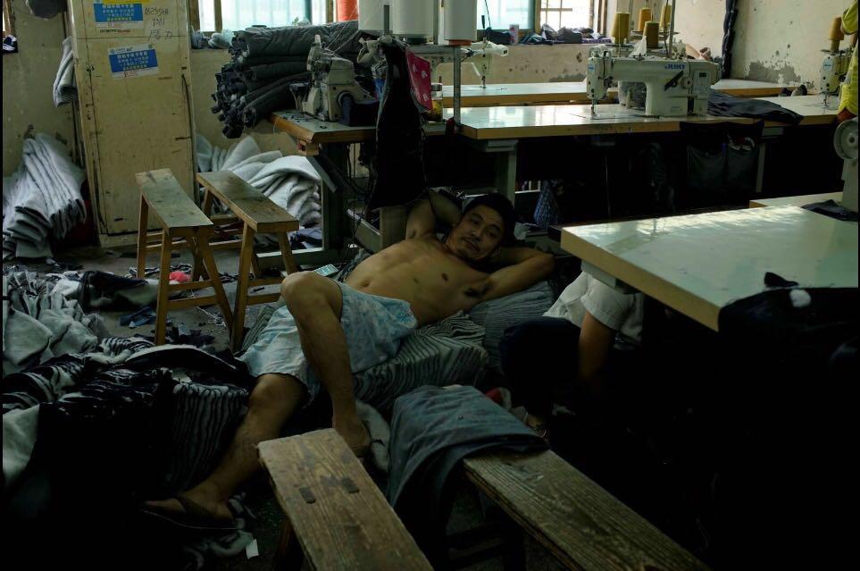 浙江台州洪南中路童装厂,童装车间上班的工人