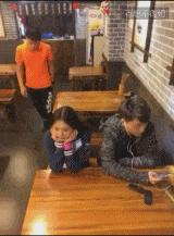 就知道玩游戏，老婆被人亲了都不知道