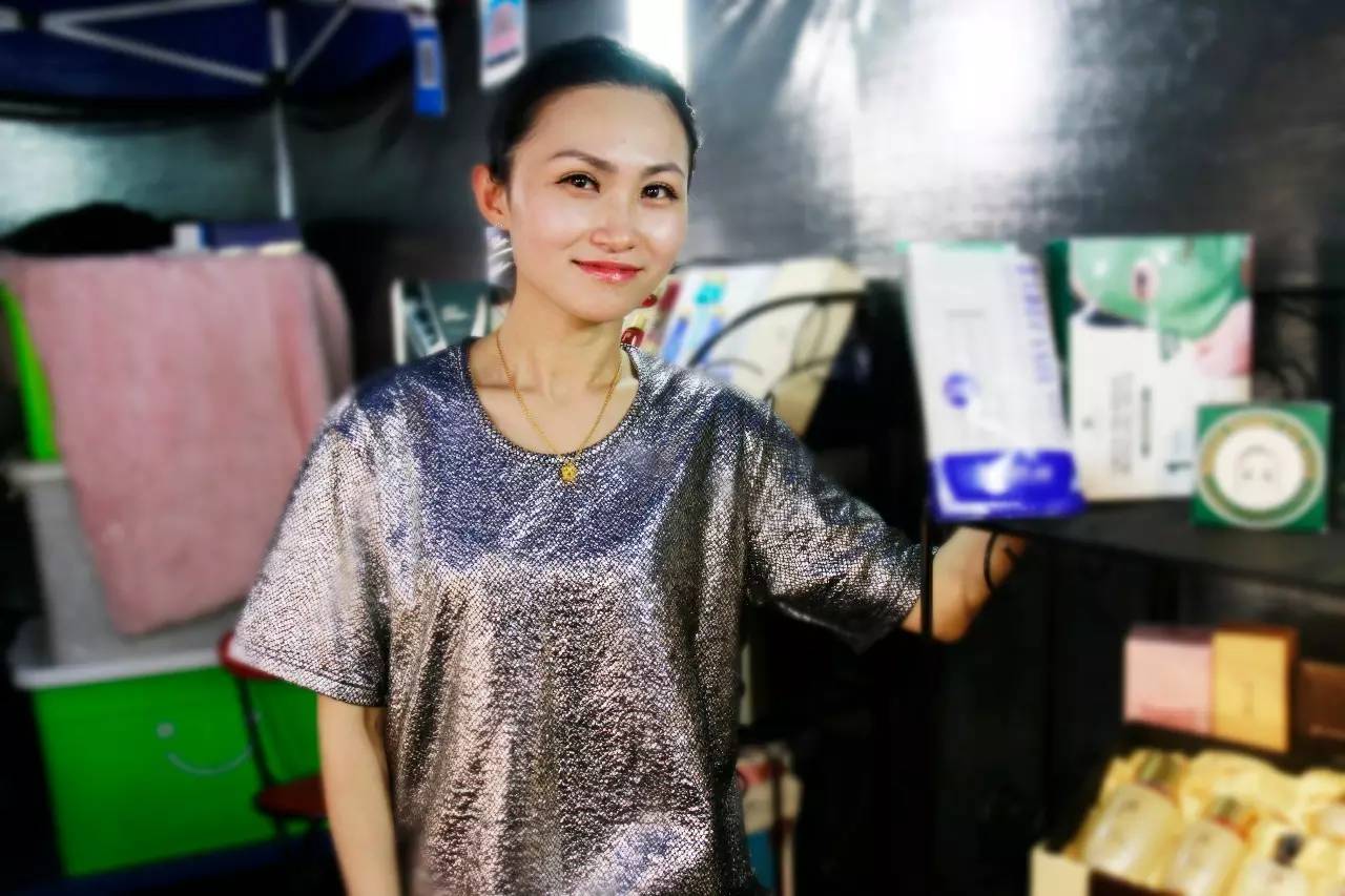 杭州吴山广场夜市美女,吴山夜市摊主