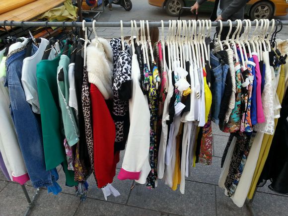 摆地摊卖衣服能月入2万吗,摆地摊卖衣服一年赚多少