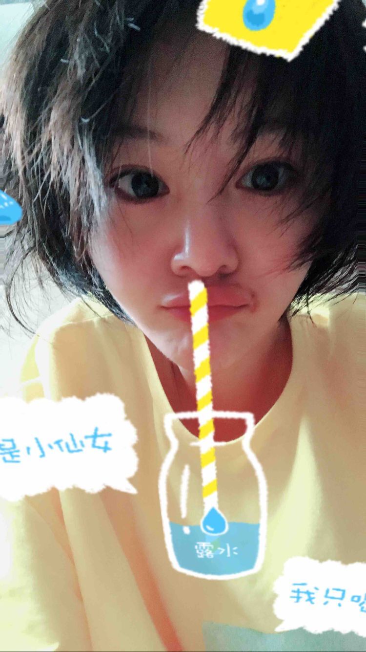 郑爽压力大深夜失眠嘴角上火，头发凌乱还不忘卖萌放飞自我！