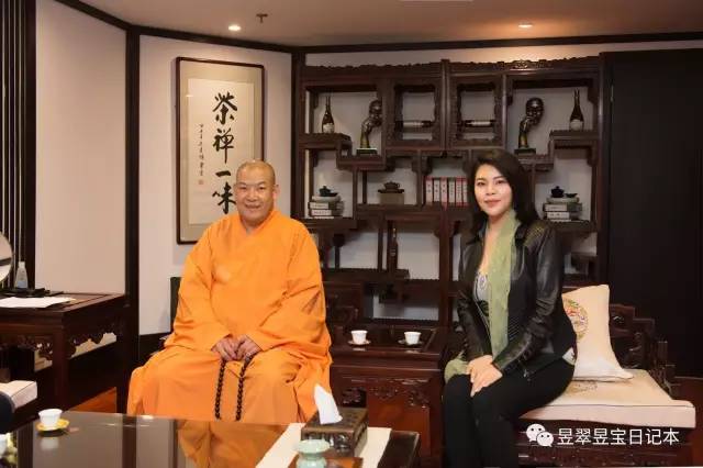 翡翠佳名世共稀,佛堂高下巧相宜