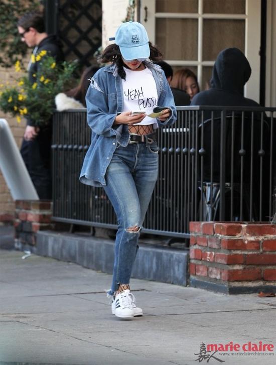 毫不费力的时髦感只需一条牛仔裤,想穿修身一点但不紧身的裤子