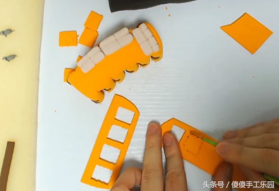 创意diy粘土制作,还记得宫崎骏动画里的(龙猫)猫巴士吗