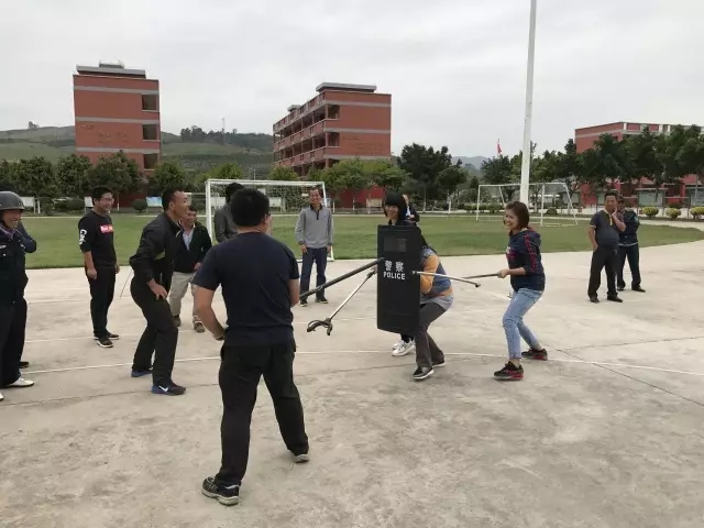 五一交警在岗守护平安路,五一交警在岗守护平安简报