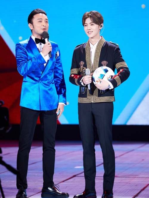 鹿晗舞台勋章,鹿晗在春晚上唱勋章