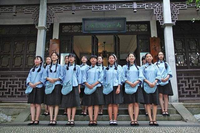 Rihanna和PUMA联名的新款凉鞋，可以说是非常搞笑了