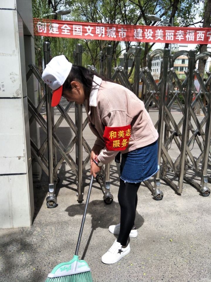 西宁十里铺小学践行*党**员先进性清洁校园做楷模