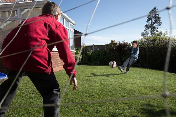 小男孩感染病毒最后踢足球,身患癌症小朋友踢足球治愈场面